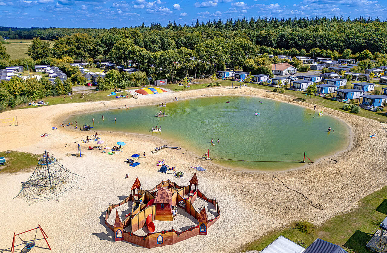 Playa de arena, estanque de ba�o, juegos en el camping CAPFUN De Fruithof en Klijndijk.