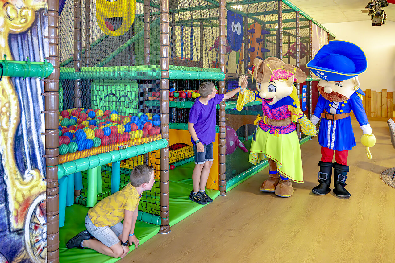 Zona de juegos interior con piscina de bolas y mascotas en el camping CAPFUN De Fruithof en Klijndijk