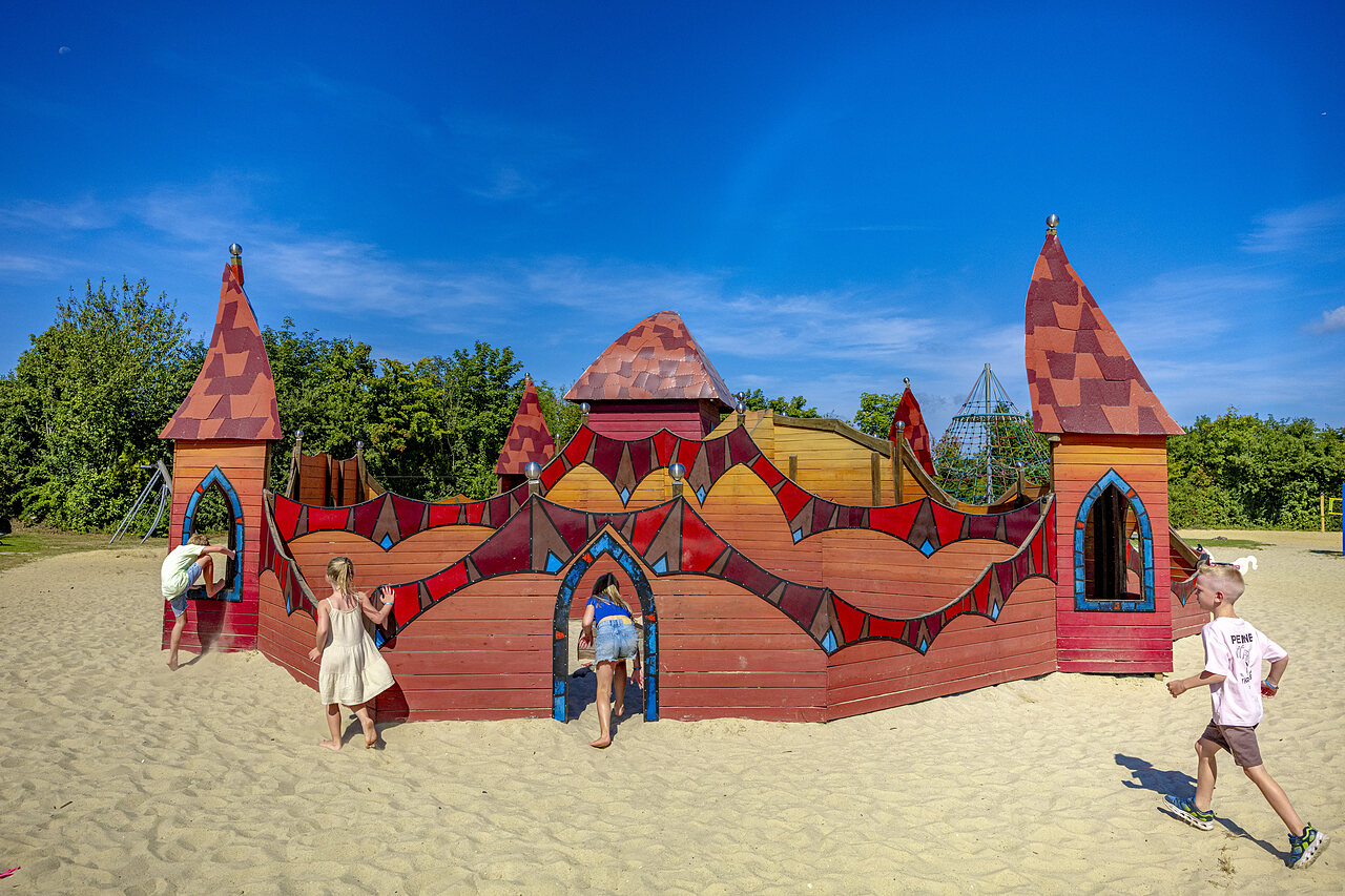 Zona de juegos castillo de madera para ni�os en CAPFUN De Fruithof en Klijndijk.