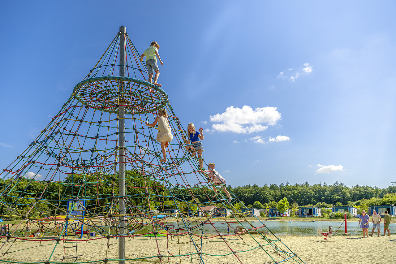 Ni�os en la pir�mide de escalada, playa en el camping CAPFUN De Fruithof en Klijndijk.
