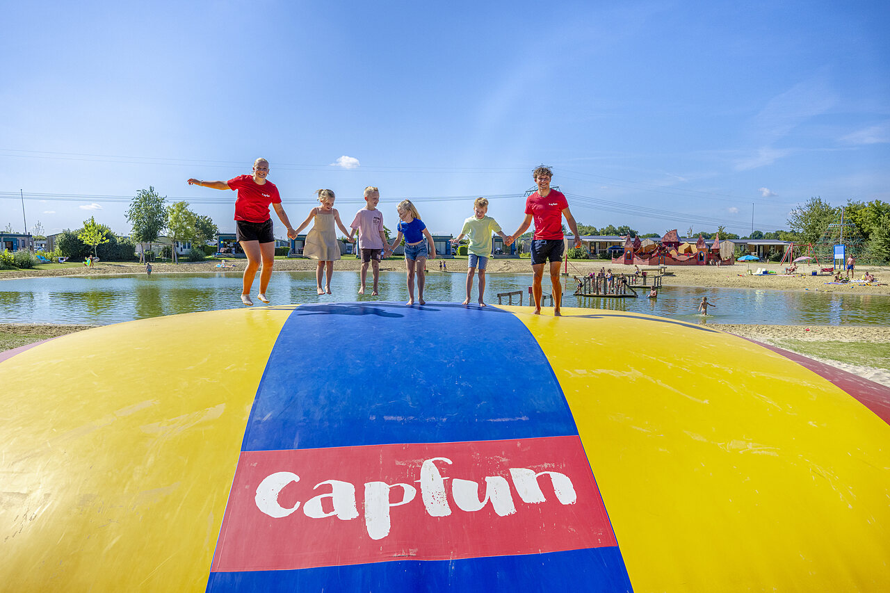 Ni�os y animadores en colchoneta hinchable gigante, camping CAPFUN De Fruithof en Klijndijk.