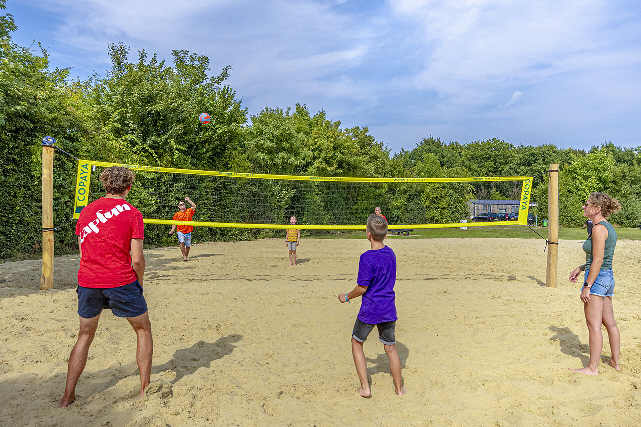 Partido de voleibol de playa en cancha de arena en camping CAPFUN De Fruithof a Klijndijk.