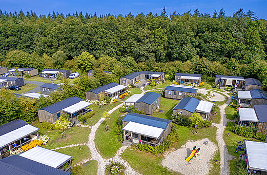 Modernos Mobil-homes con terrazas, vista aérea en el camping CAPFUN De Fruithof en Klijndijk.