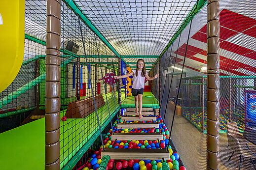 Zona de juegos interior, piscina de bolas en camping CAPFUN De Fruithof, Klijndijk.