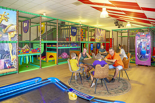 Zona de juegos interior gigante para niños en CAPFUN De Fruithof, Klijndijk.