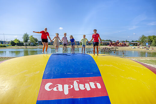 Gran cojín hinchable con niños y animadores en el camping CAPFUN De Fruithof en Klijndijk.