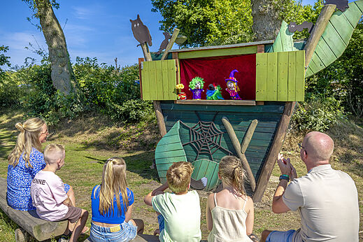 Espectáculo de marionetas para niños con una familia en el camping CAPFUN De Fruithof en Klijndijk.