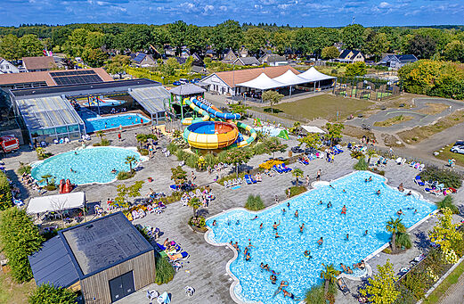 Vista aérea del parque acuático, toboganes y piscinas del camping CAPFUN De Fruithof en Klijndijk.