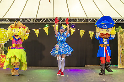 Personajes mascotas y animadora en escenario para espectáculo en el camping CAPFUN De Fruithof a Klijndijk.