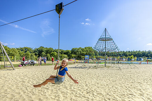 Tirolina y juegos de arena en el camping CAPFUN De Fruithof en Klijndijk.