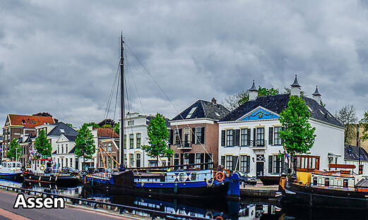 Canal con barcos y casas históricas en Assen, Drenthe, Países Bajos.