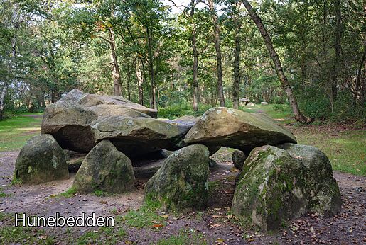Dólmen prehistórico (Hunebed) en un entorno boscoso, para visitar en Drenthe.