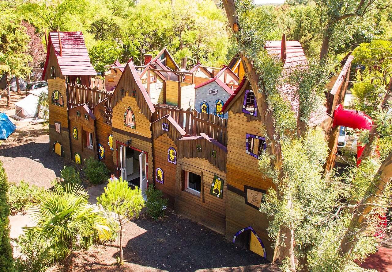 Gran estructura de juegos de madera con tobog�n en el camping CAPFUN Fumades en ALLEGRE-LES-FUMADES.