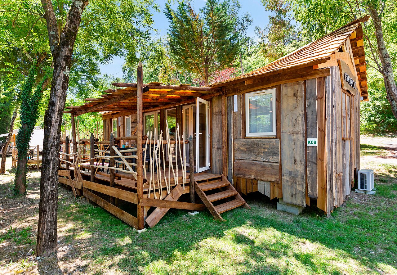Caba�a de madera con terraza cubierta en camping CAPFUN Fumades, ALLEGRE-LES-FUMADES (30).