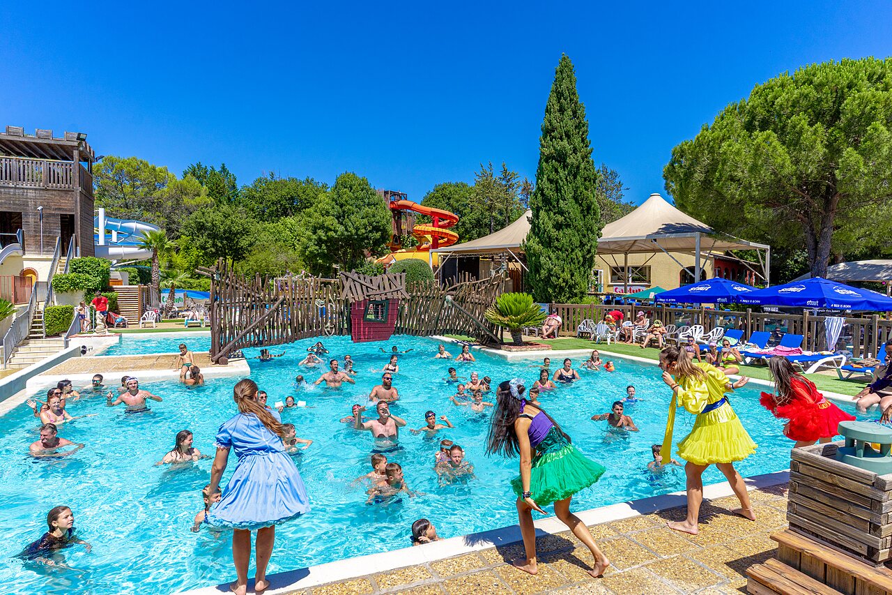 Piscina animada con toboganes acu�ticos y actividades en el camping CAPFUN Fumades en ALLEGRE-LES-FUMADES (30).