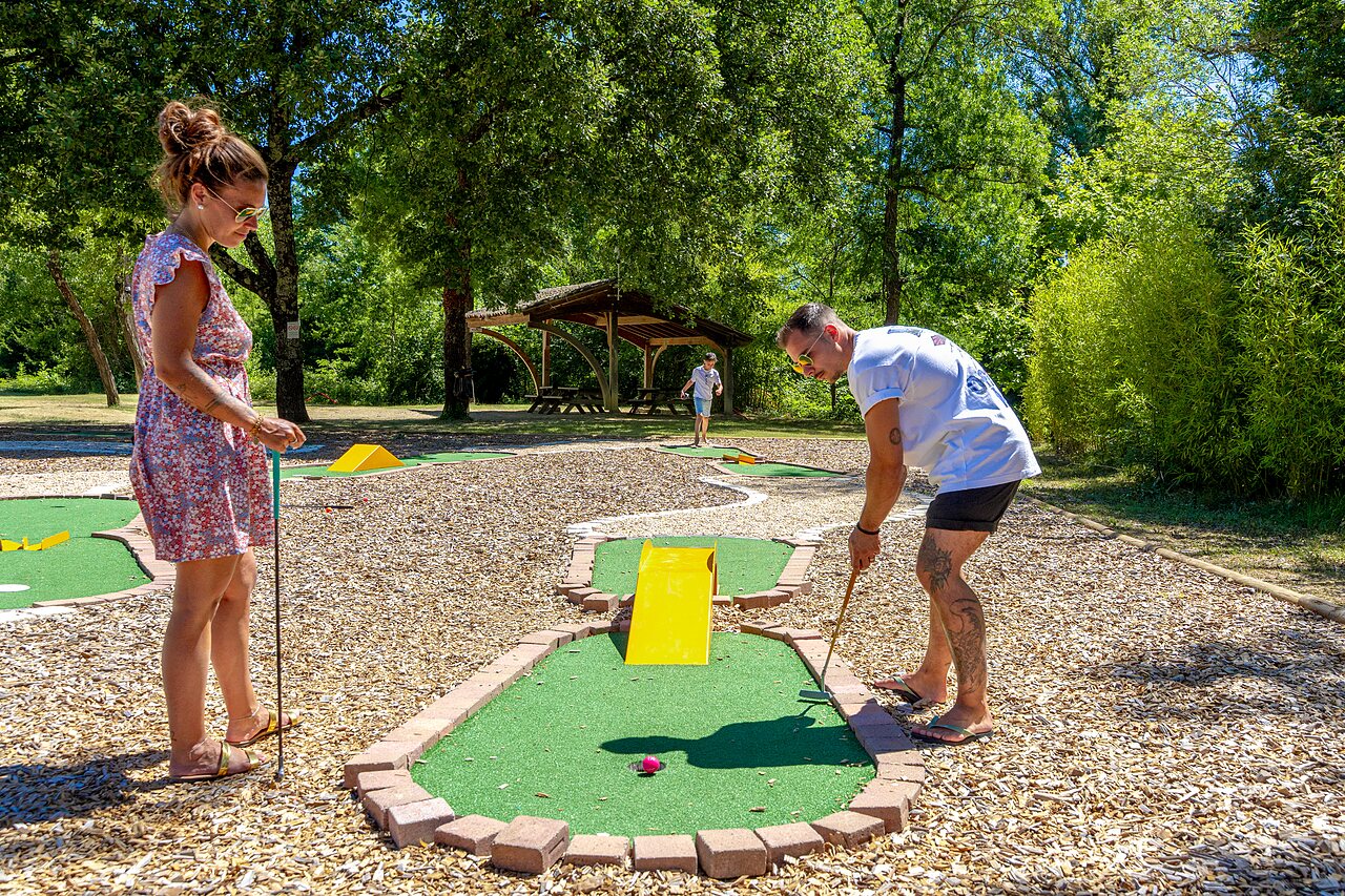Mini-golf familiar con recorrido divertido al aire libre en el camping CAPFUN Fumades en ALLEGRE-LES-FUMADES (30).