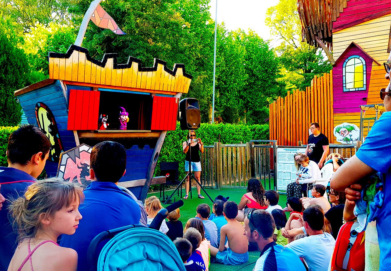 Espect�culo de marionetas para ni�os en el camping CAPFUN Fumades, ALLEGRE-LES-FUMADES (30).