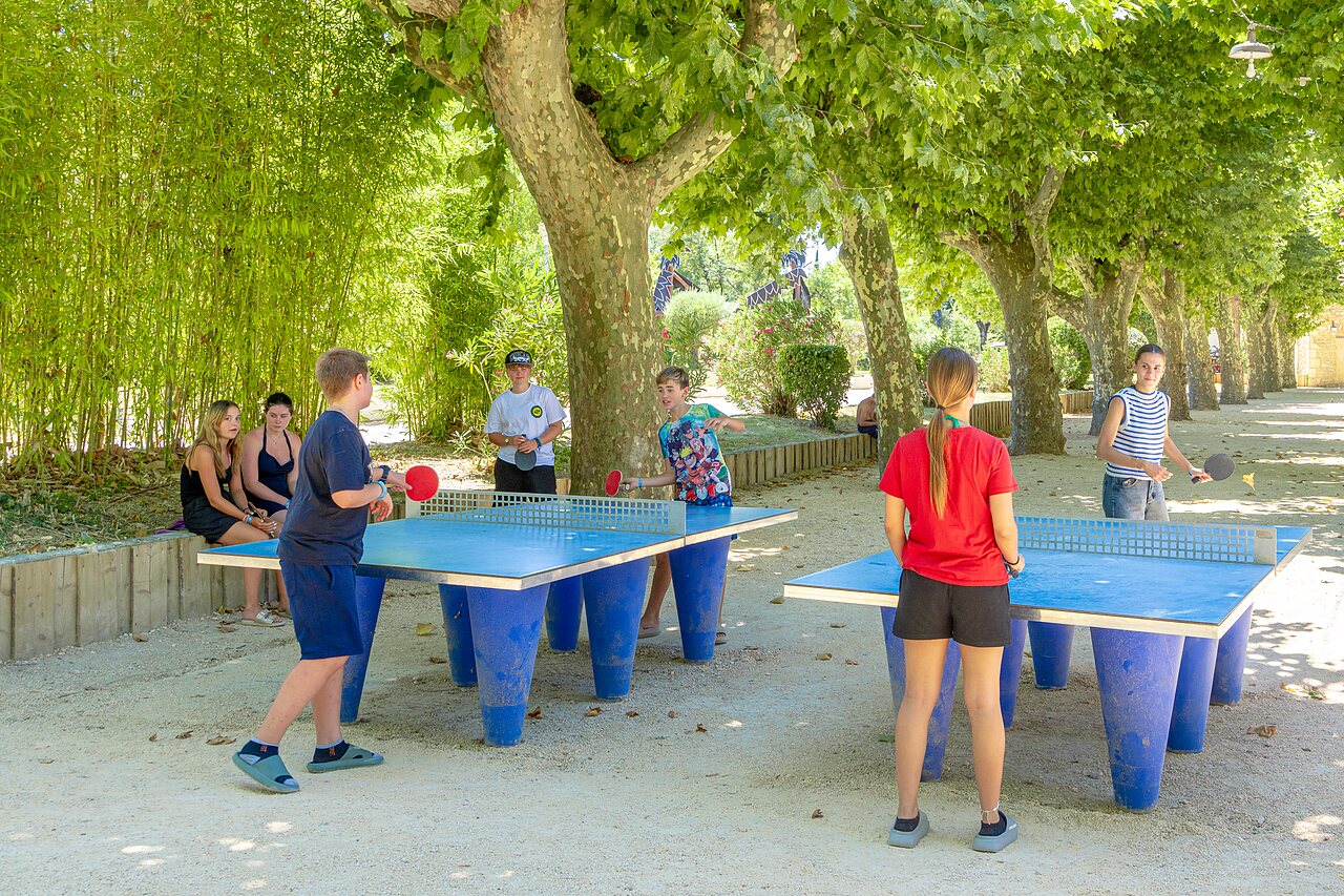 Tenis de mesa exterior para j�venes a la sombra en camping CAPFUN Fumades.