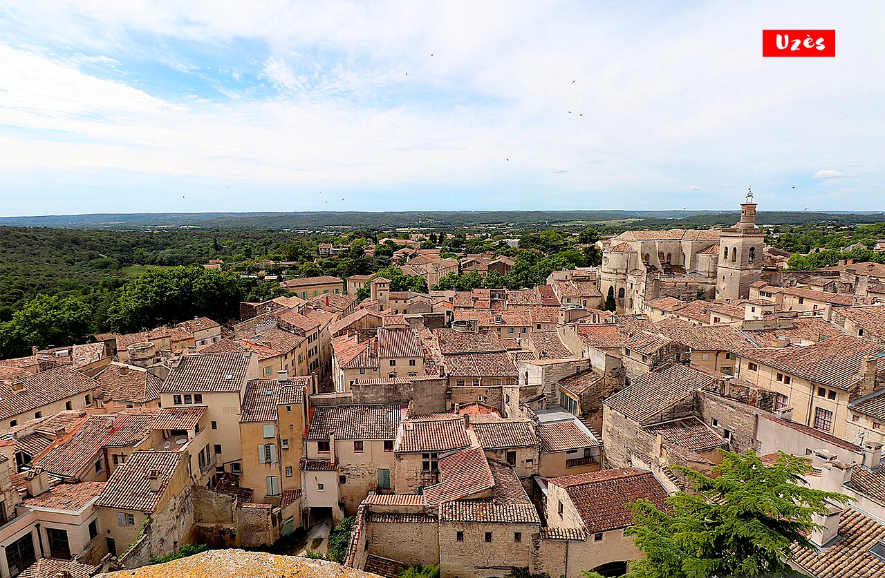 Ciudad hist�rica de Uz�s, tejados de tejas y torre episcopal, para visitar.