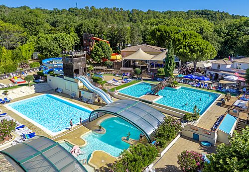 Vista aérea del gran parque acuático con piscinas y toboganes en el camping CAPFUN Fumades en ALLEGRE-LES-FUMADES (30).