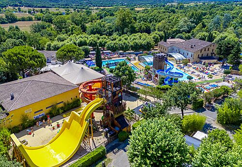 Piscinas toboganes en el camping CAPFUN Fumades en ALLEGRE-LES-FUMADES (30).