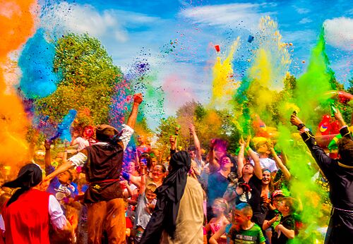Festival de colores con polvo Holi y participantes alegres en el camping CAPFUN Fumades en ALLEGRE-LES-FUMADES (30).