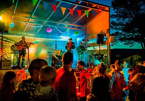 Concierto nocturno con músicos y público en el camping CAPFUN Fumades en ALLEGRE-LES-FUMADES (30).