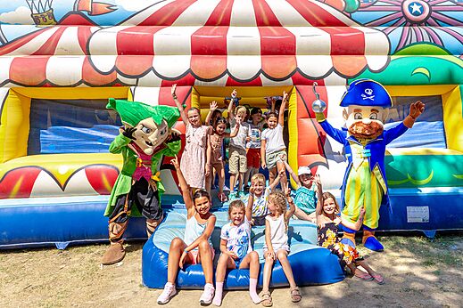 Estructura hinchable, niños y mascotas en el camping CAPFUN Fumades en ALLEGRE-LES-FUMADES (30).