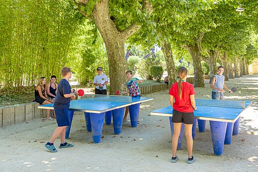 Partido de ping-pong al aire libre en el camping CAPFUN Fumades en ALLEGRE-LES-FUMADES (30).