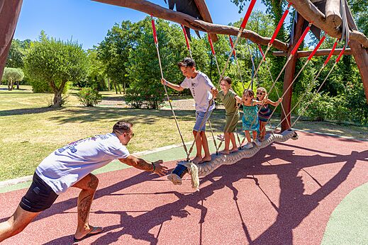 Estructura de juegos con puente de cuerdas para niños y adulto en el camping CAPFUN Fumades en ALLEGRE-LES-FUMADES (30).