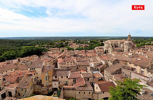 Vista aérea de Uzès, ciudad histórica con catedral, para visitar cerca del camping.