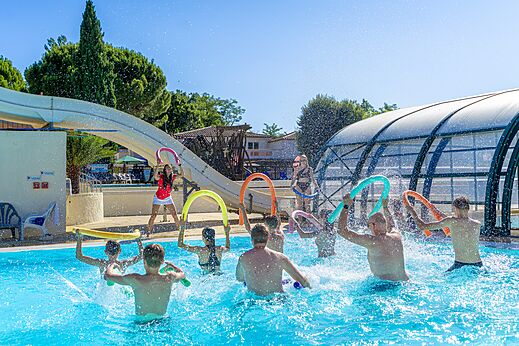 Animación acuática en piscina en el camping CAPFUN Fumades en ALLEGRE-LES-FUMADES (30).