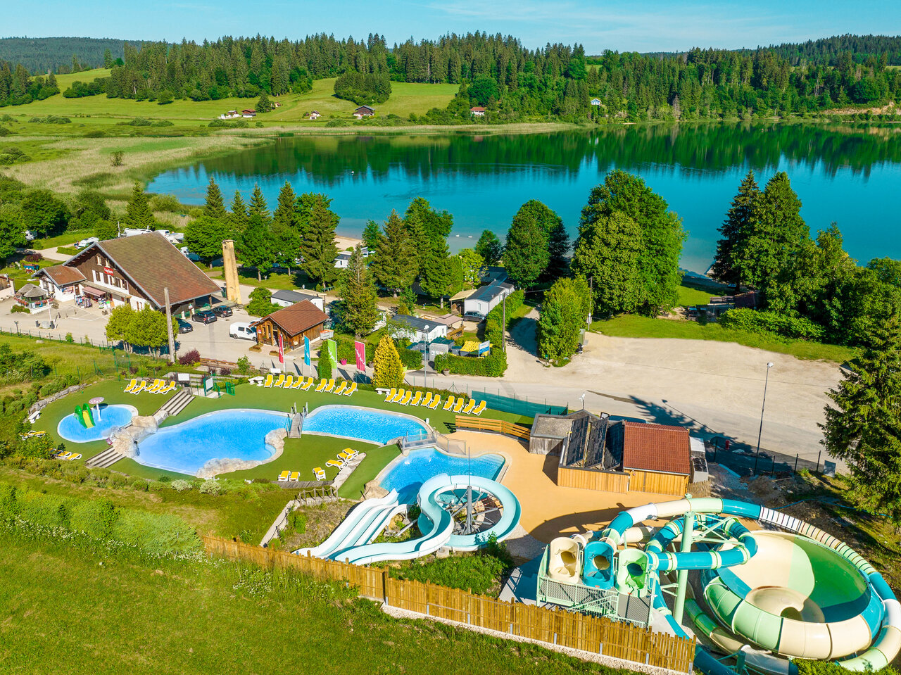 Parque acu�tico con toboganes gigantes y piscinas exteriores en el camping CAPFUN Fuvettes en Malbuisson (25).
