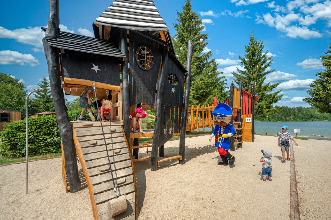 Zona de juegos castillo de madera, ni�os, mascota, lago en el camping CAPFUN Fuvettes en Malbuisson (25).