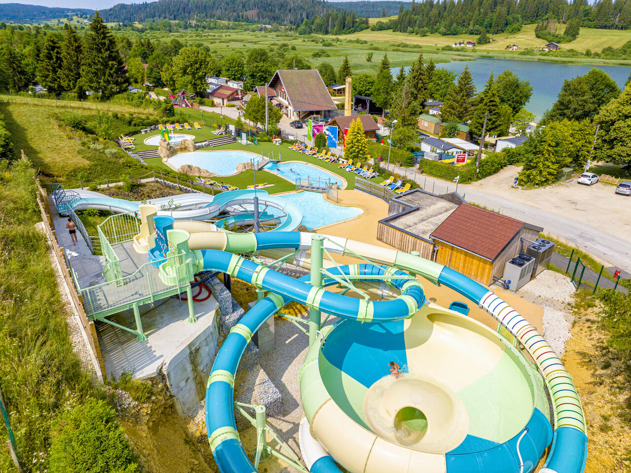 Toboganes acu�ticos gigantes y piscinas exteriores en el camping CAPFUN Fuvettes en Malbuisson (25).
