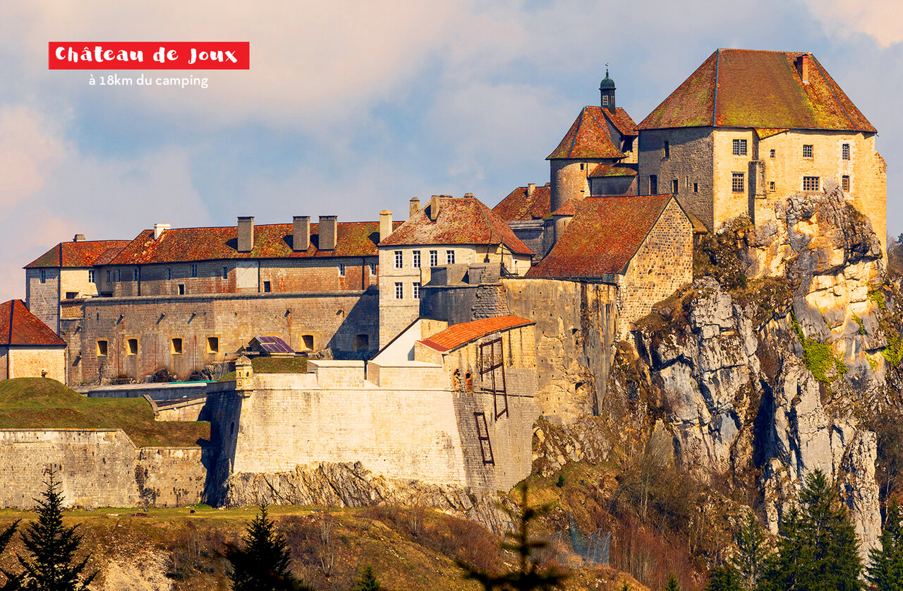 Castillo de Joux, fortaleza hist�rica en roca, cerca de Pontarlier, Doubs.