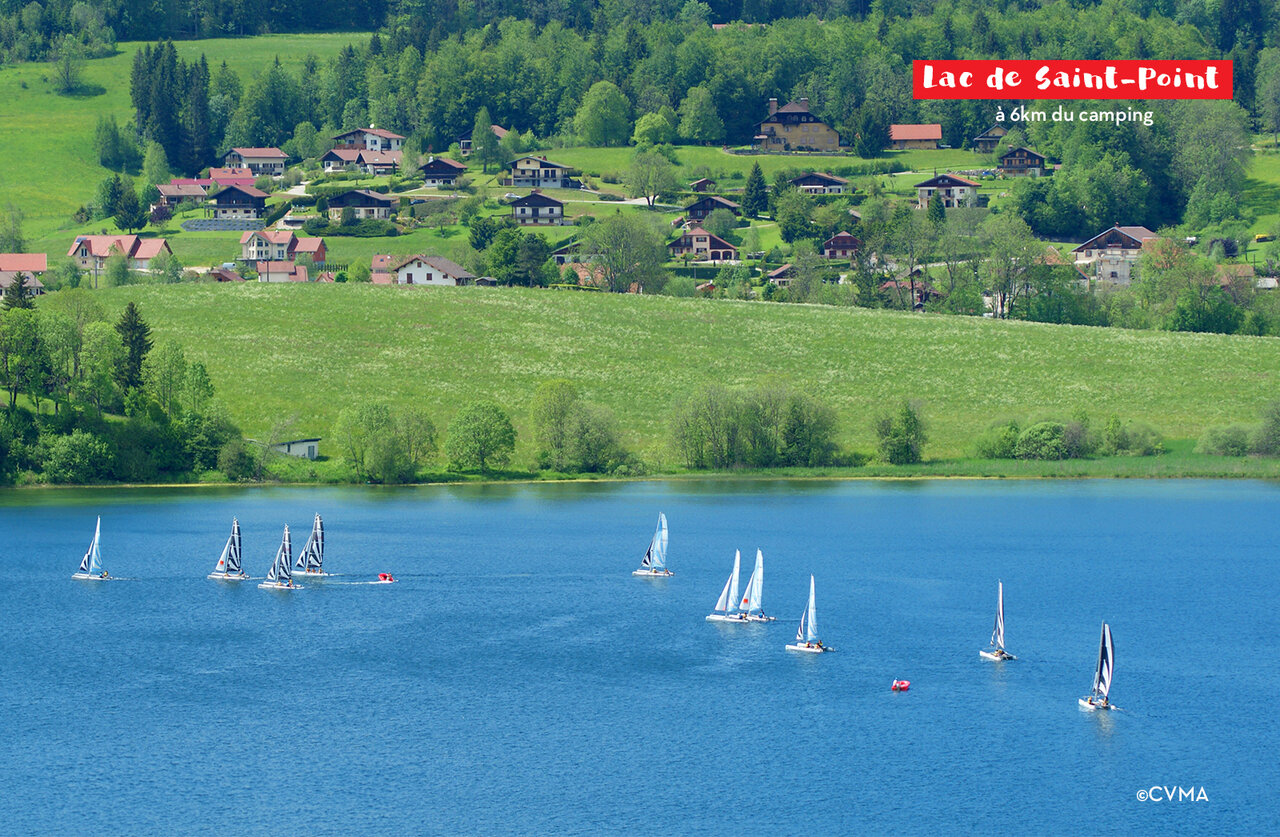 Veleros en el Lago de Saint-Point, actividad n�utica cerca de Malbuisson, Jura.