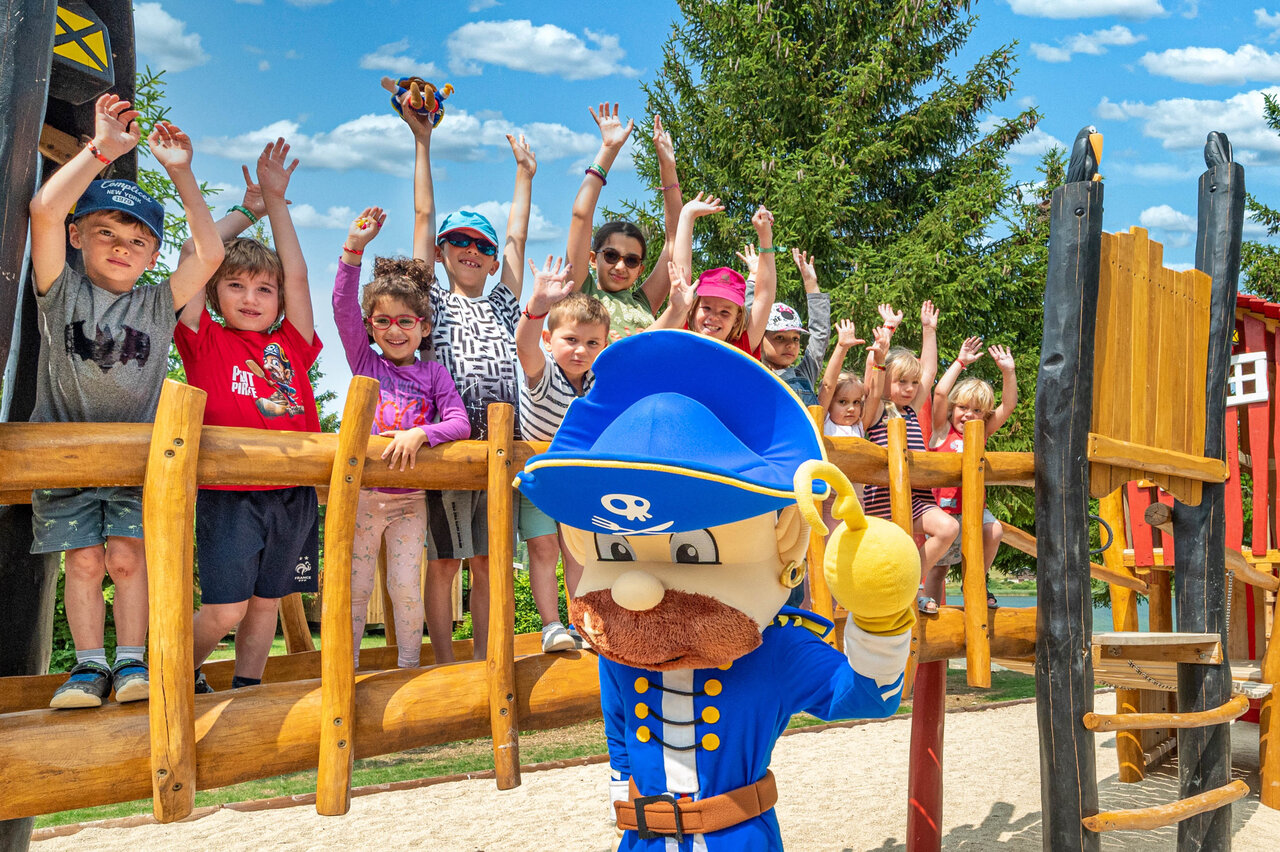Mascota pirata, ni�os en parque infantil en camping CAPFUN Fuvettes en Malbuisson.