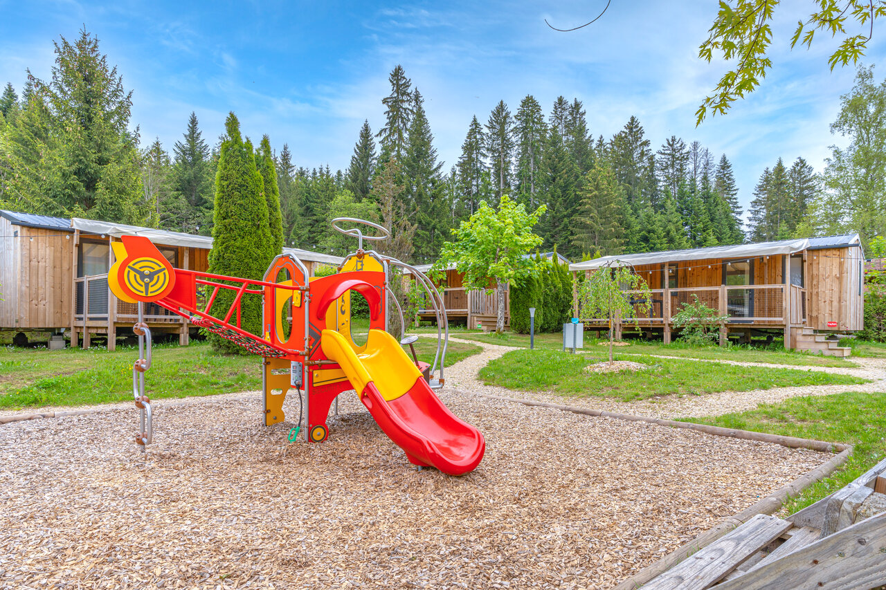 Tobog�n y juegos infantiles, mobile-homes en camping CAPFUN Fuvettes en Malbuisson (25).
