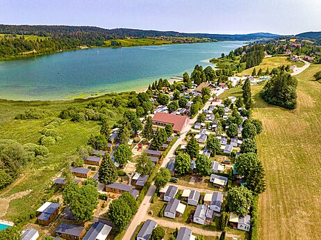 Vista a�rea del camping con Mobil-homes y lago, en el camping CAPFUN Fuvettes en Malbuisson (25).