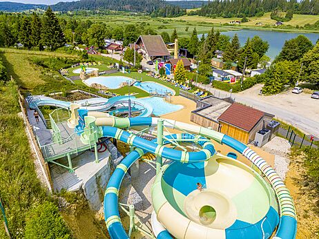 Toboganes gigantes y piscinas exteriores en camping CAPFUN Fuvettes Malbuisson (25).