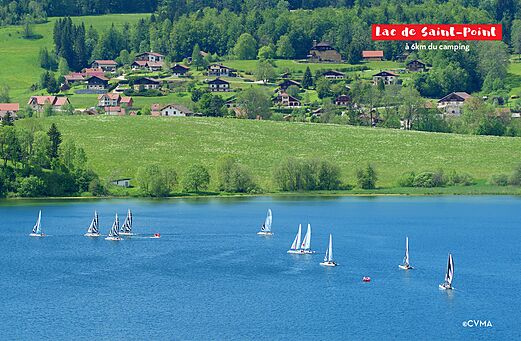 Lago de Saint-Point con veleros y casas en la orilla, cerca de Malbuisson.