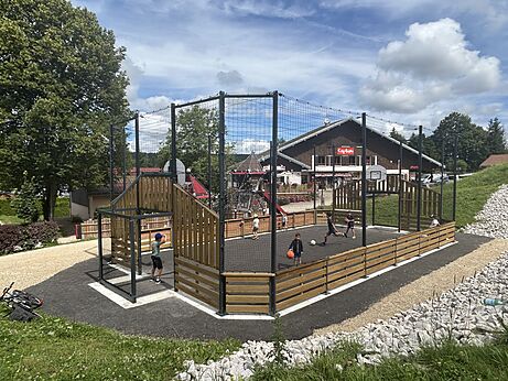 Cancha multideporte con niños jugando fútbol en camping CAPFUN Fuvettes Malbuisson (25).