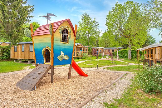 Casita de juegos colorida con tobogán en el camping CAPFUN Fuvettes en Malbuisson (25).