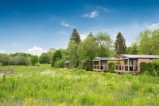 Mobil-homes de madera con terrazas en entorno natural en el camping CAPFUN Fuvettes en Malbuisson (25).