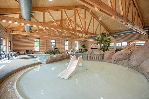 Piscina cubierta con tobog�n y juegos acu�ticos en CAPFUN Fuvettes en Malbuisson (25).