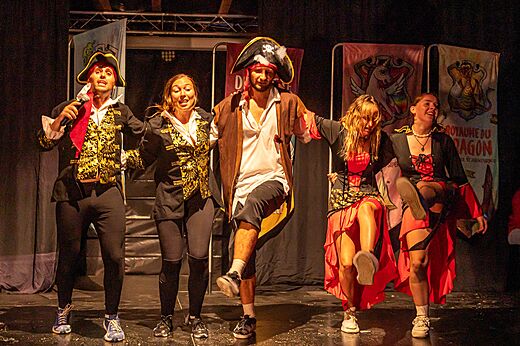 Equipo de animación disfrazado de piratas en el escenario en el camping CAPFUN Fuvettes en Malbuisson (25).