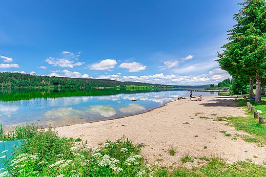 Playa de arena junto al lago, entorno natural, en camping CAPFUN Fuvettes Malbuisson (25).