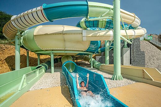Toboganes acu�ticos gigantes con un veraneante desliz�ndose en el camping CAPFUN Fuvettes en Malbuisson (25).