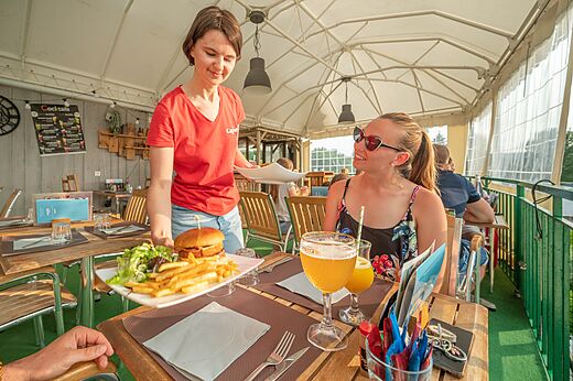 Servicio de comidas en el restaurante del camping CAPFUN Fuvettes en Malbuisson.